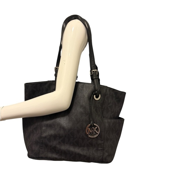 Michael Kors Elegant Black Handbag. Sides packets with a log in the front - Picture 13 of 14